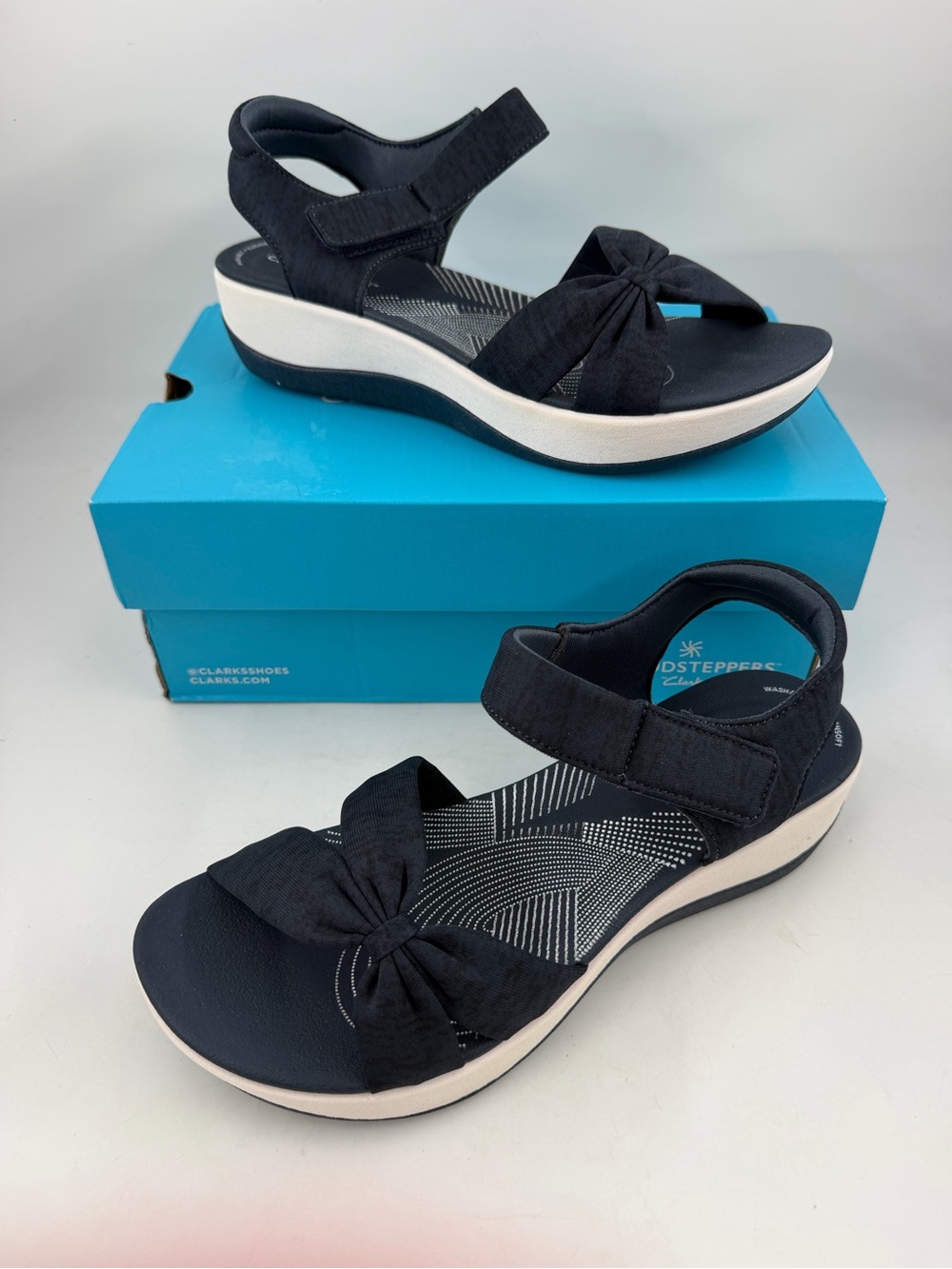 Clark’s Women’s Cloudsteppers Arla Shore -SZ 8.5- Navy Blue Bow Detail Sandals